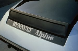 Toujours placé en position porte-à-faux AR, le V6 PRV donne plus de noblesse à la berline A310 : 150 ch à 6 000 tr/mn et un couple de 204 Nm à 3 500 tr/mn.