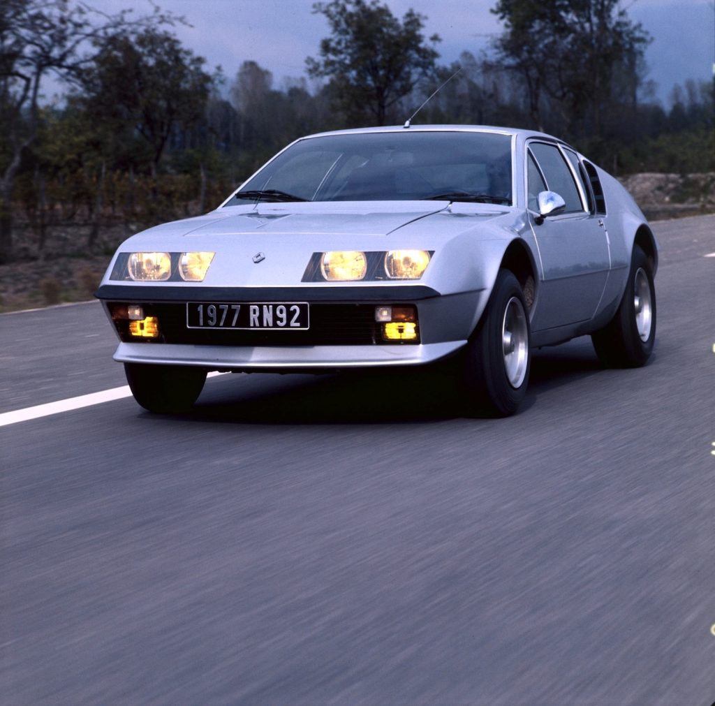 L'Alpine A310 V6 change de physionomie sur la route et si les performances sont en hausse, la facilité de conduite est moins évidente avec des réactions parfois déroutantes.