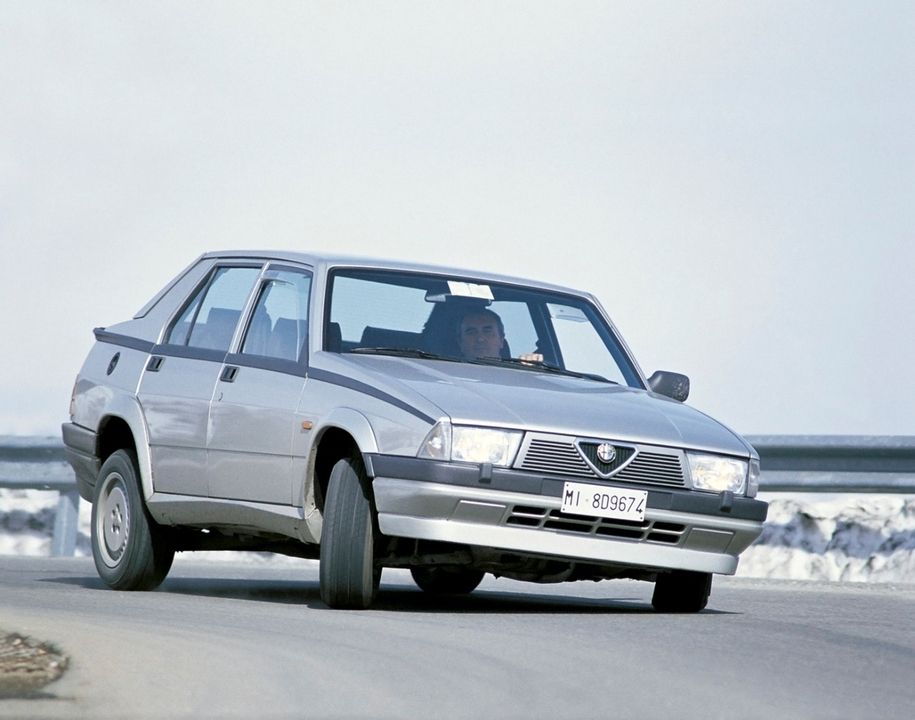 L'Alfa-Romeo 75 ne peut cacher l'âge de sa conception "classique" et datée  au volant. Mais la recette fonctionne toujours et lui confère charme et efficacité... sportive. Pas toujours courant dans cette catégorie.