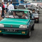 Nouvelle PEUGEOT E-208 GTI a fait son premier tour de piste sur le circuit mythique du Mans, accompagnée de trente 205 GTi