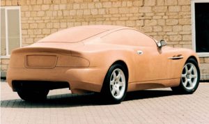 Rapidement, les formes esquissées sur la feuille blanche prennent forme et confirme l'équilibre du design retenu.