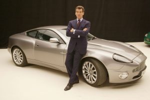 James Bond 007 en Aston-Martin Vanquish dans "Demain ne meurt jamais" (2002).