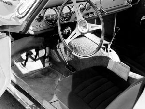 Asa 1000 GT intérieur porte ouverte photo en noir et blanc.