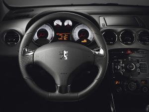 Volant et compteur de la Peugeot 308 GTI.