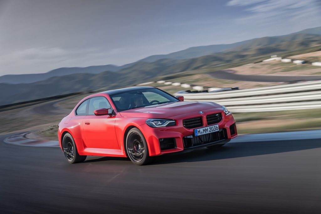 BMW M2 coupé G87 sur circuit en courbe de 3/4 avant.