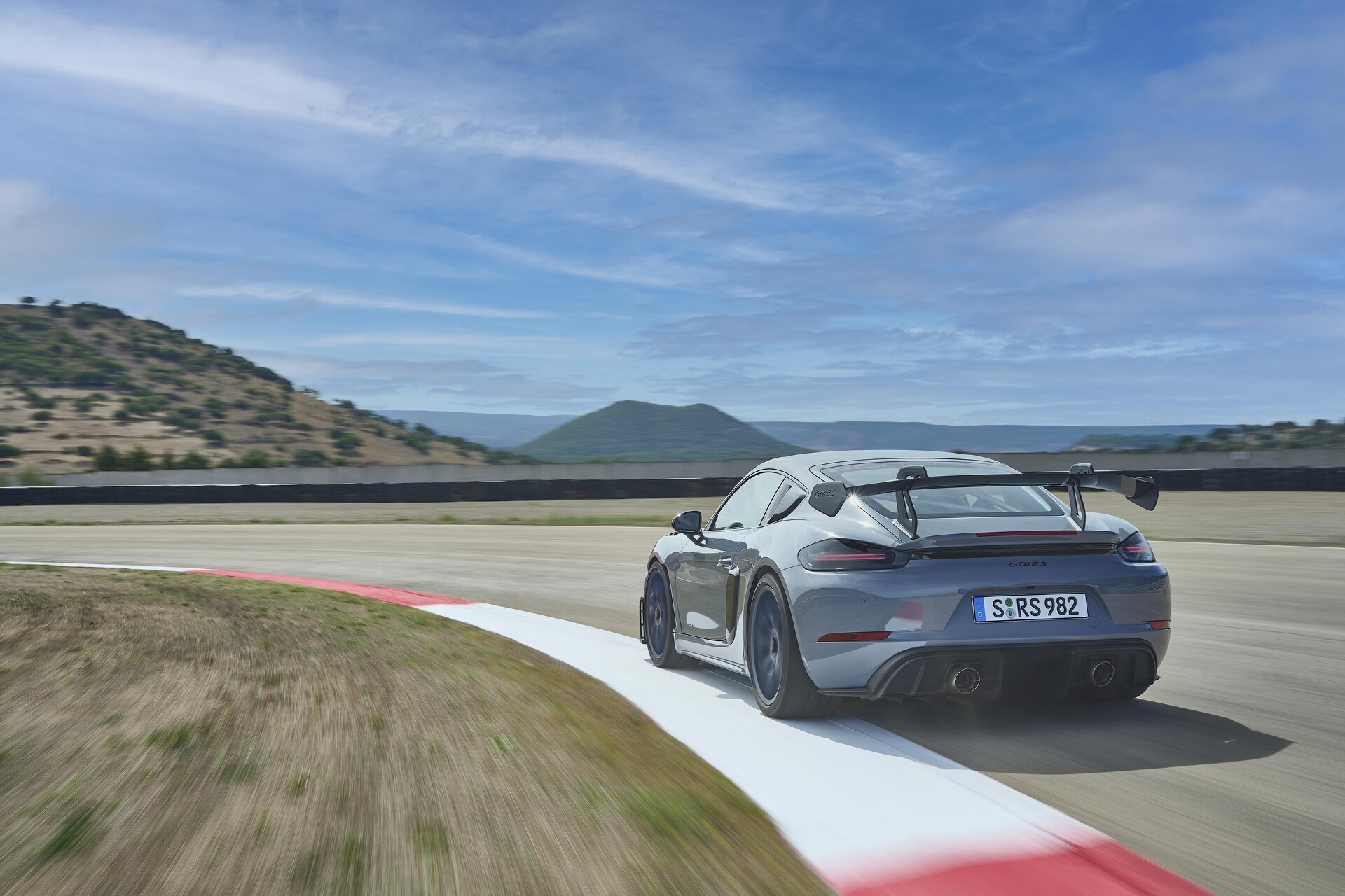 Porsche 718 Cayman GT4 RS comportement routier