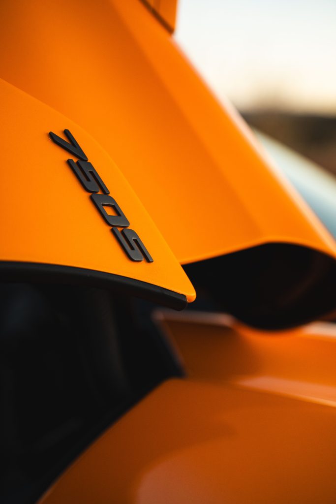 détail de la porte ouverte en élytre d'une McLaren 750S couleur orange papaye.