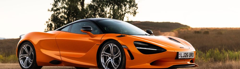 McLaren 750S couleur orange papaye de trois quart avant.