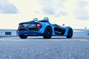 Zenos E10 bleue 3/4 arrière statique sur le bitume.